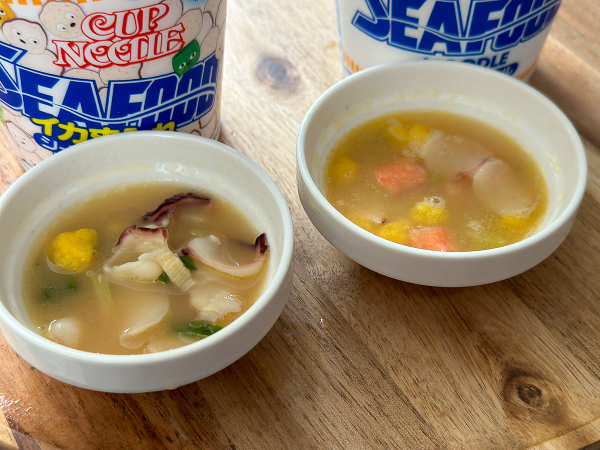 とりあえず、食べてみることに。まず、スープの味。比べるとちょっと違います。「イカまみれ」は、海鮮の風味がやや強いです。
