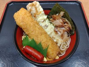 「イカフライおかか麺当」600円。今回は「そば」でオーダー！