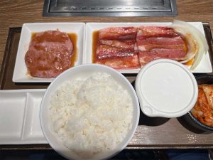 「焼肉＆バーグセット（ミックスカルビ＆直火焼きハンバーグ）」990円はごはん、スープ、キムチ付き