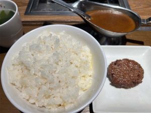 ハンバーグ2個目は、「焼肉屋のちょい足しカレー」210円を楽しむ