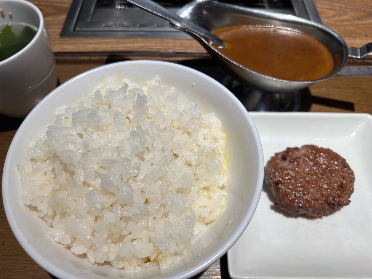 ハンバーグ2個目は、「焼肉屋のちょい足しカレー」210円を楽しむ