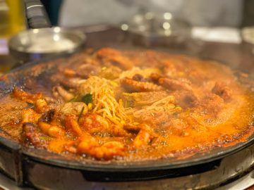 いま話題の韓国式タコの激辛鉄板焼き「チュクミ」はウマいのか？ 新大久保の専門店『チュクミドサ』で食べてきた