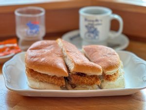 『コメダ珈琲店』の「カツパン」は男子の弁当箱くらい大きい！