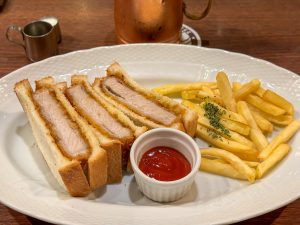 『星乃珈琲店』の「厚切りカツサンド＆ポテト」1180円