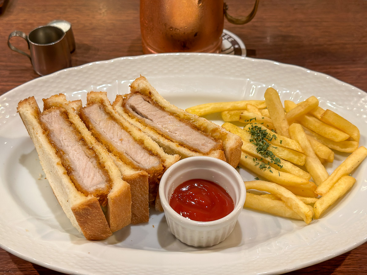 『星乃珈琲店』の「厚切りカツサンド&ポテト」1180円
