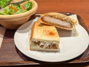 「上島珈琲店のカツサンド」780円。珈琲セットにするとサラダが付いてきます