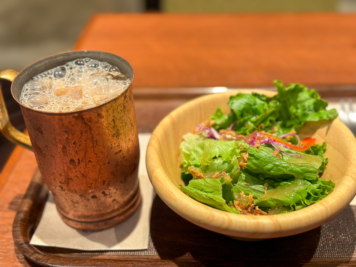 セットのサラダは美味しくて高評価