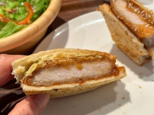 トンカツのお肉がとてもしっとりしていてやわらかいのも◎
