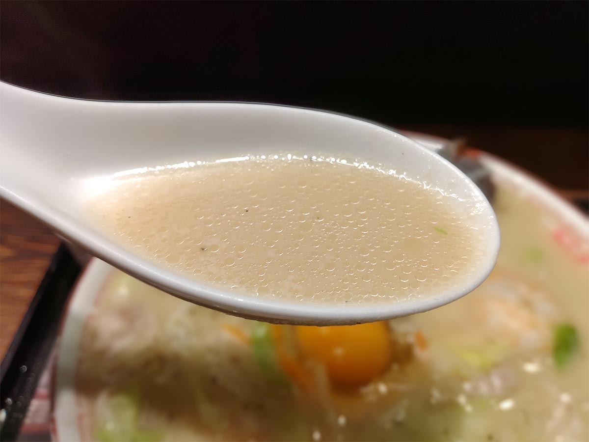ちゃんぽんスープは具材と魚介の旨みが溶け込んだコク深い味わい