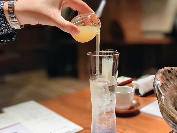 「自家製ジンジャーエール」は、季節限定で販売している「生姜茶」を使って作られてる