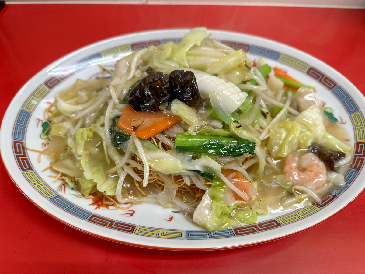 『大阪王将』の「海鮮皿うどん」はイカやエビ、豚肉といった具材も大きい。