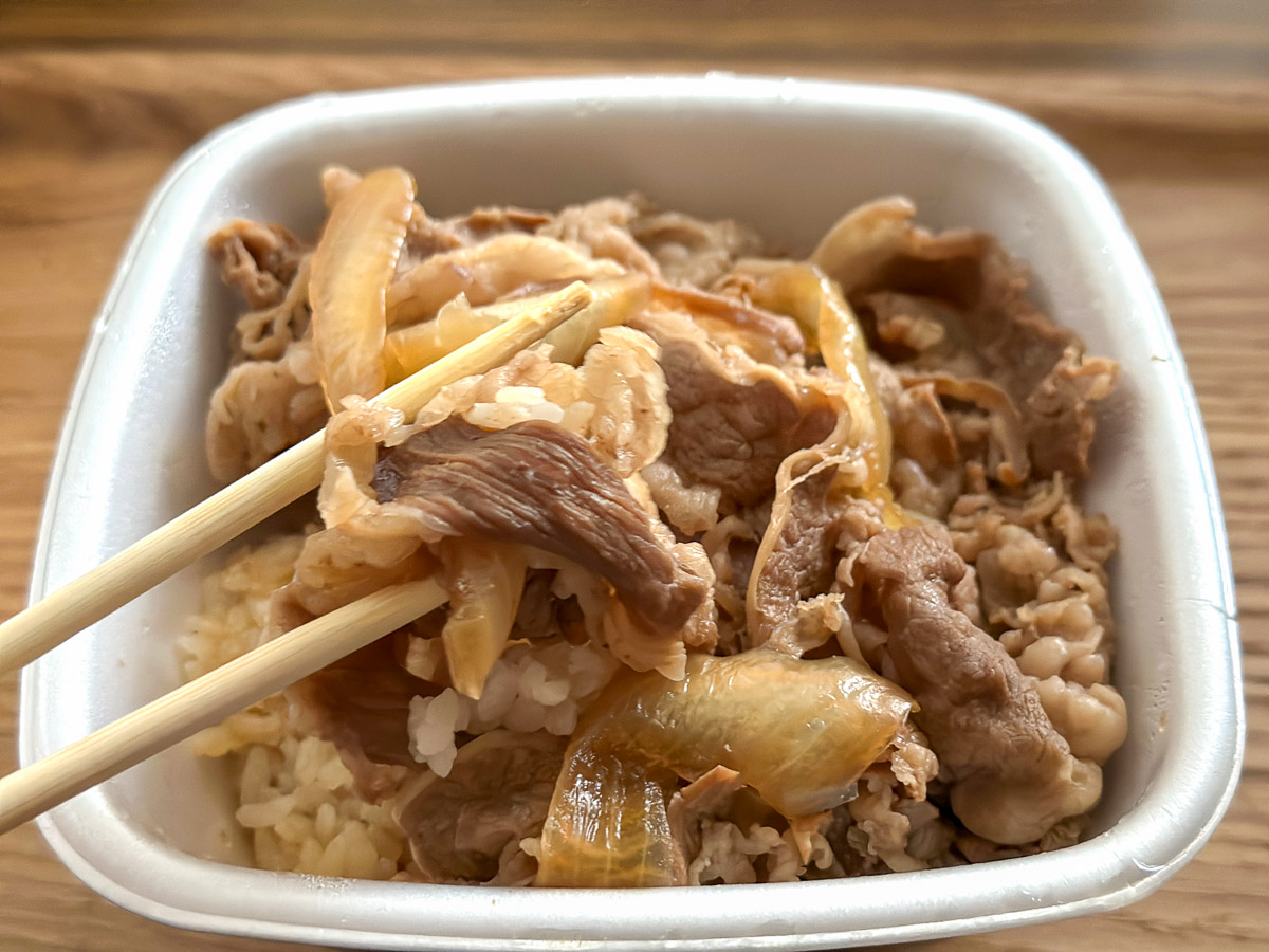 【検証】吉野家の牛丼の“米だけ余る”問題を解決！ 肉とご飯を最後まで完璧に楽しむ正解の食べ方とは？ 