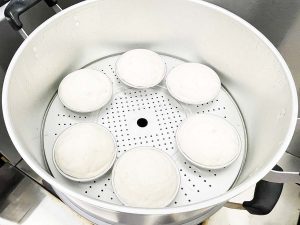 丁寧に下ごしらえした後、蒸し器で一定期間を蒸して完成します