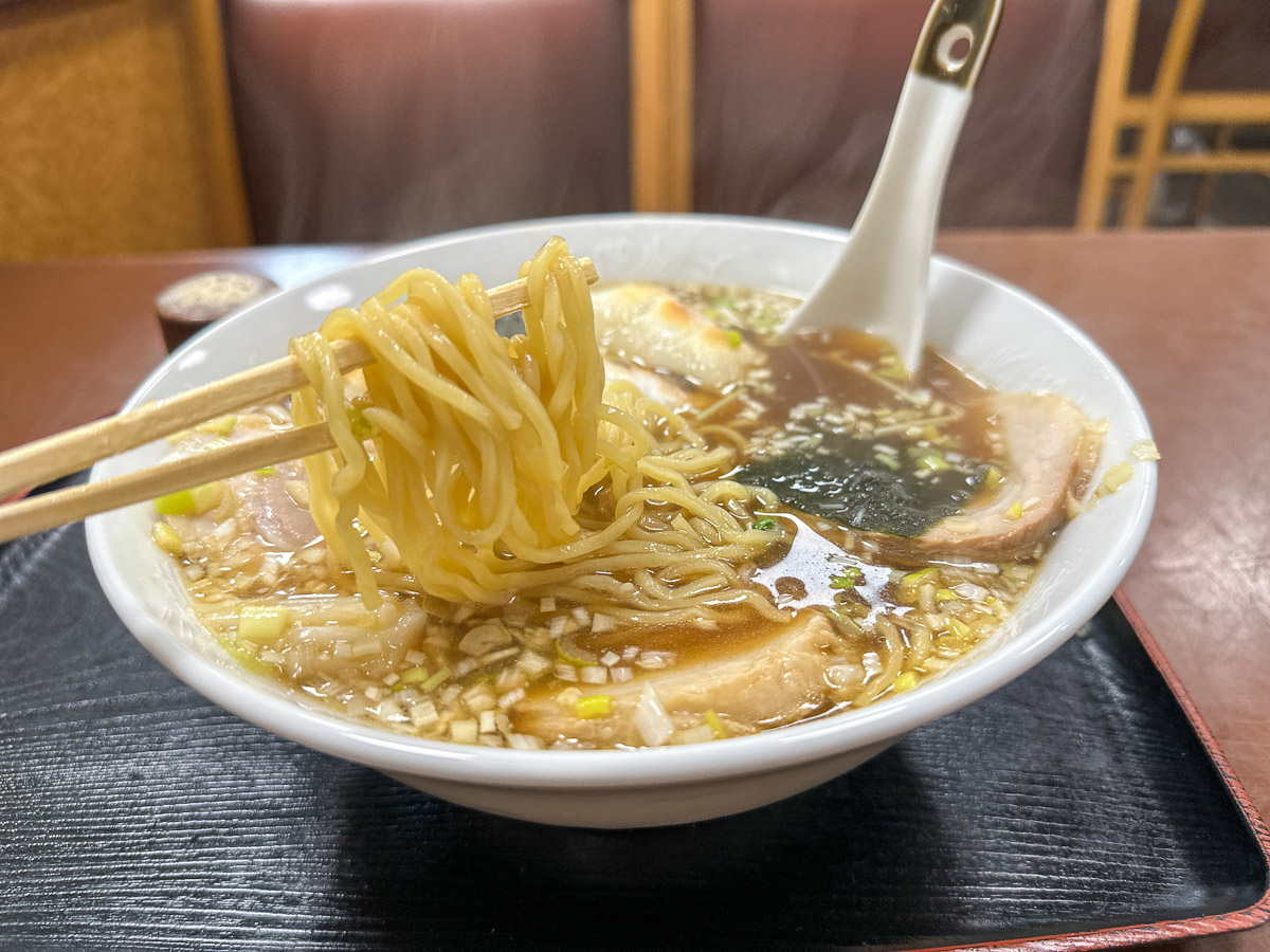 中細のストレート麺がまた旨し