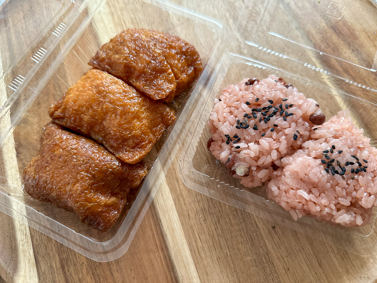 左：「お稲荷さん」3個280円、右：「お赤飯」2個230円