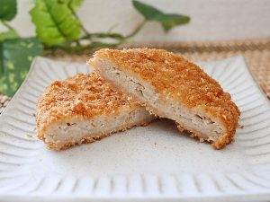 メンチカツは粗めのひき肉と玉ねぎがぎっしり ［食楽web］