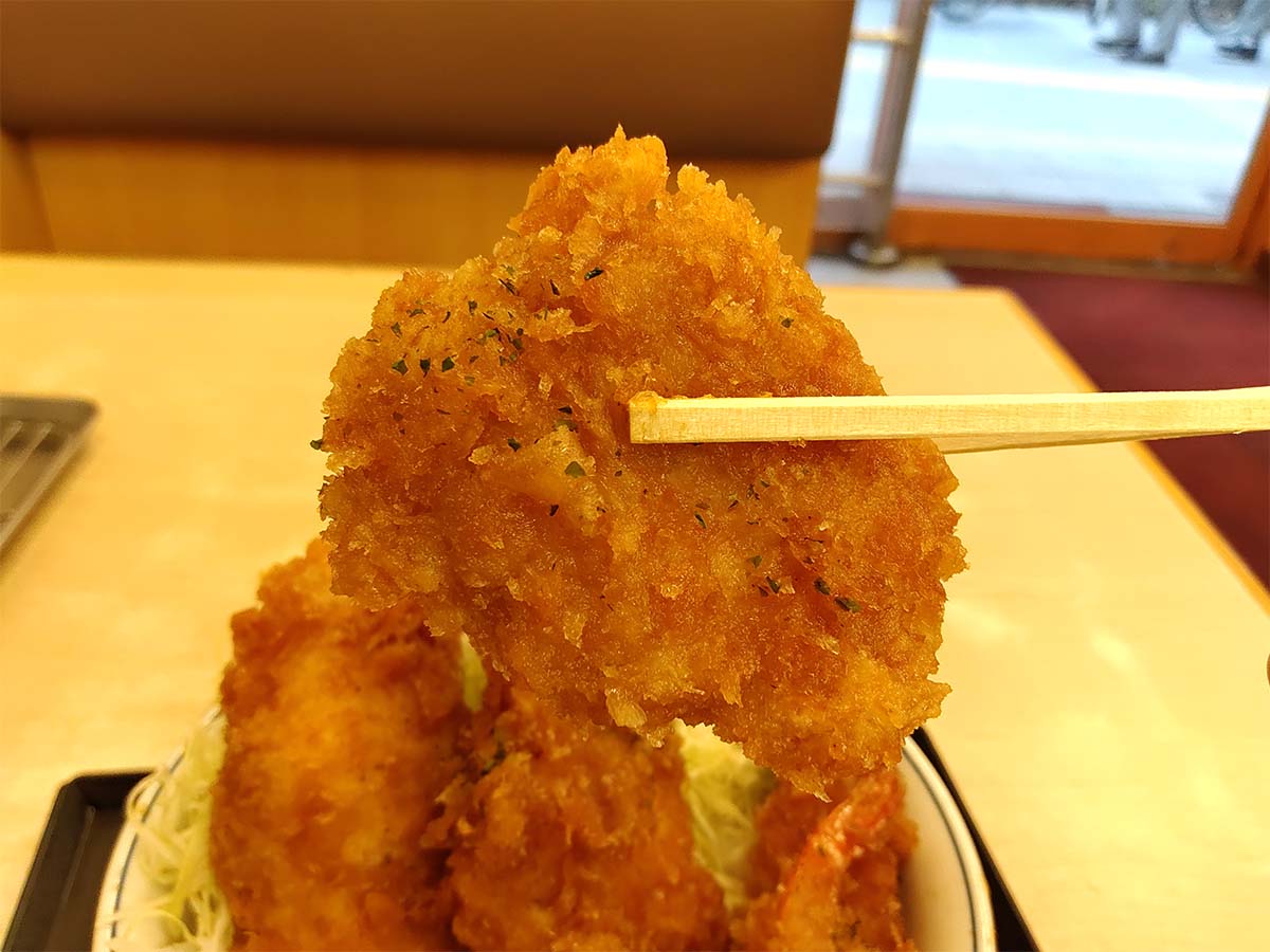 ヒレカツはおおよそのサイズが8cm×5cm×厚さ2cm。驚きの柔らかさです！