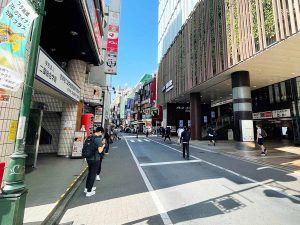 『いきなりステーキ』と『やっぱりステーキ』が同じエリア内にある吉祥寺駅・南口エリア