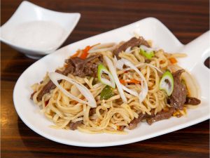 羊肉の焼きうどん「ツォイヴァン」990円（税込）