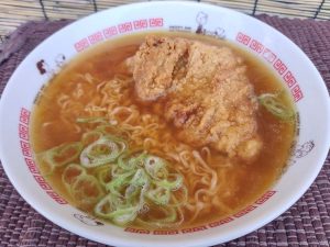 「モスチキンラーメン」完成の図。ビジュアルはまんま「揚鶏麺」です