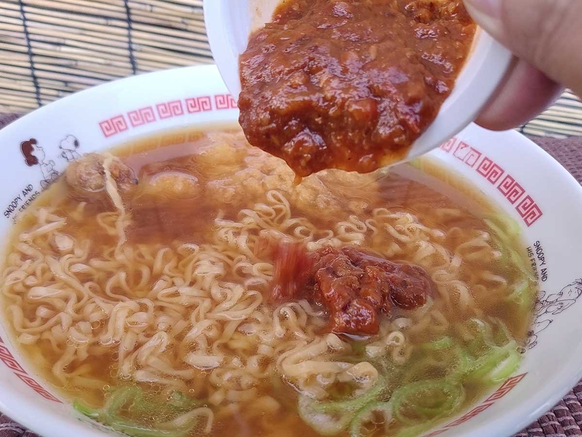 「チリディップソース」をイン。見た目はアレですが、入れたらラーメンが途轍もなく美味しくなりました!