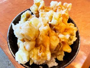 具材は深谷ねぎのみの「深谷ねぎかき揚げ丼」