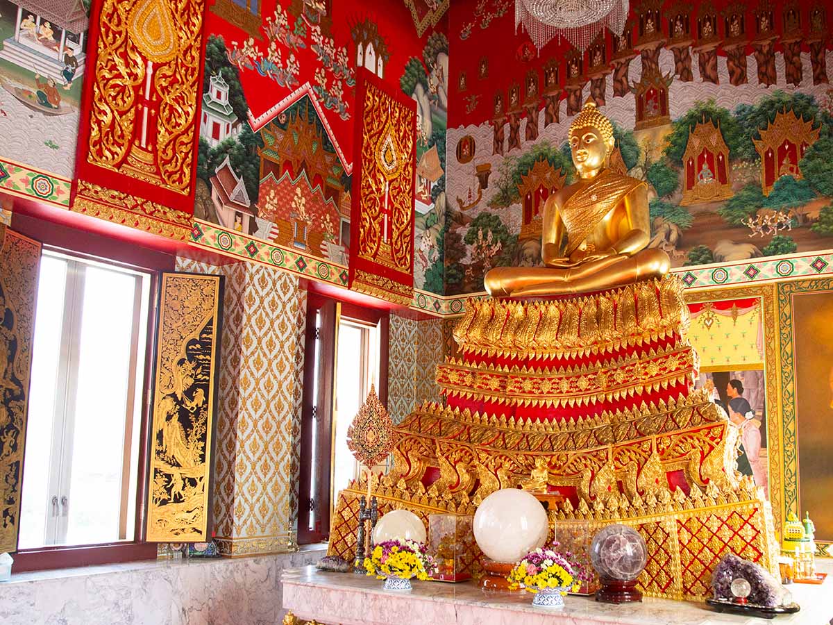 布薩堂の中の黄金の仏像