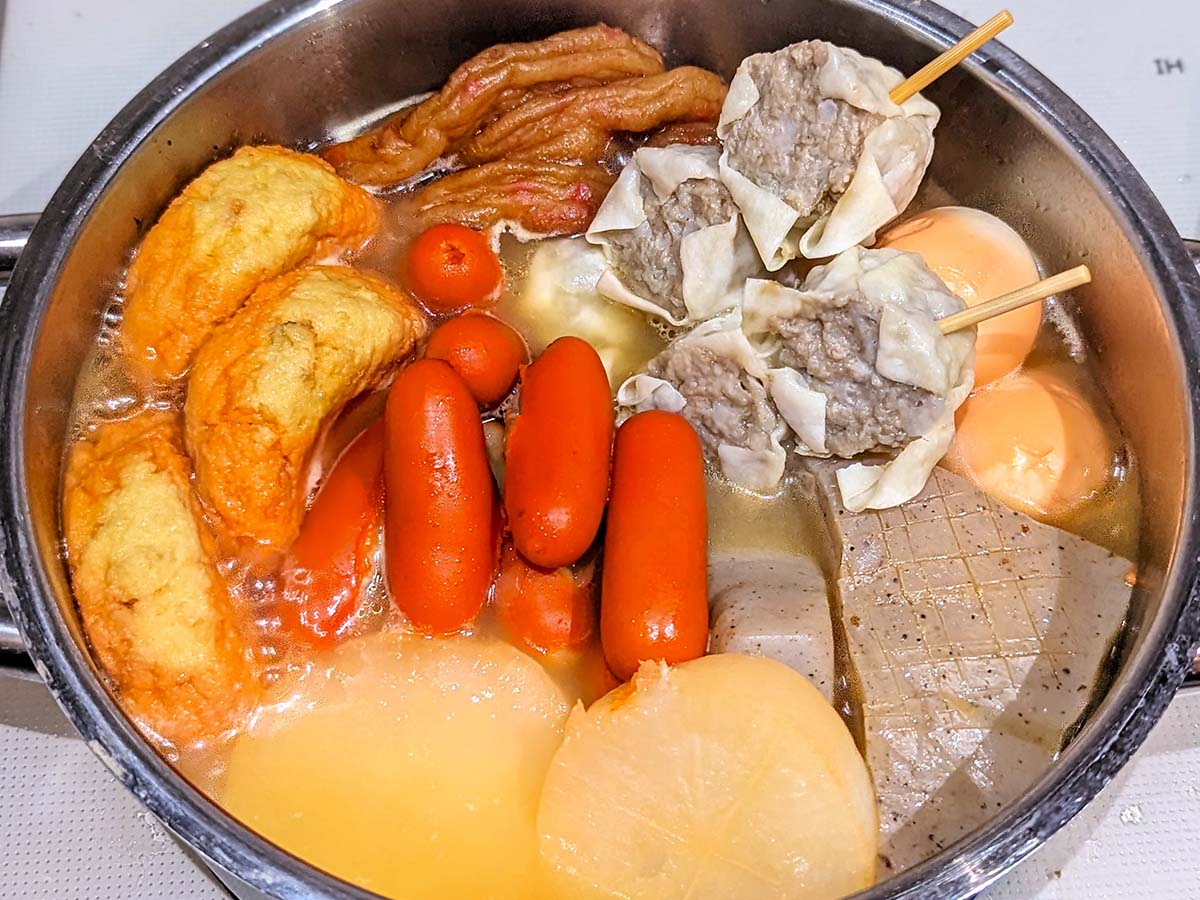 待望のおでんも作ってみました。一緒に煮込むほど赤ウインナーの色が他の食材に移るので、食べる直前に入れるのが良さそう