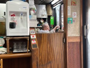 店先でテイクアウト対応中のご主人