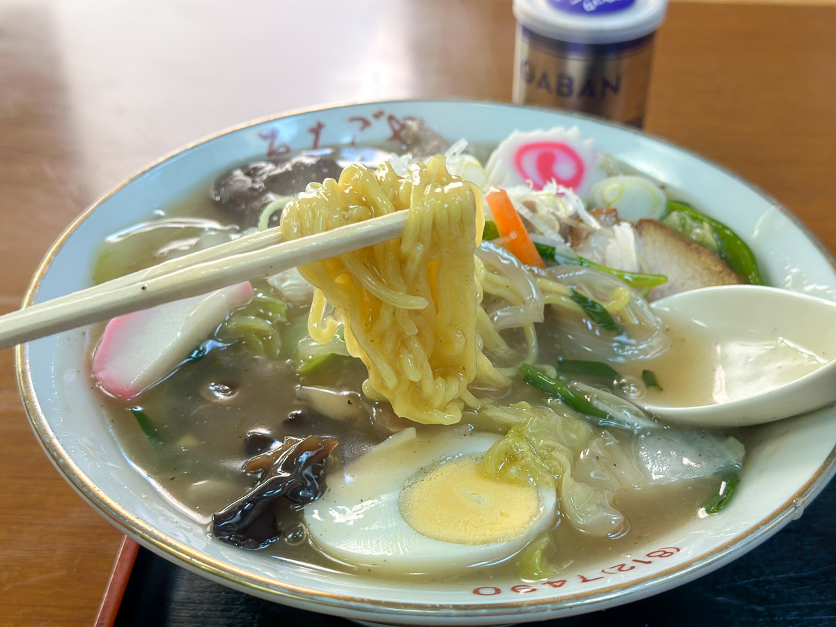 とろみが強いスープに麺が絡む