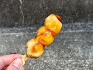 帰りに「みたらしだんご」をテイクアウト。甘い醤油餡がさらりとした、さっぱりしたタイプ。そして団子はモチモチで伸びもよし