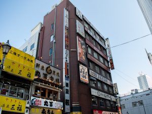 1階が日高屋でチェーン店が複数入っているビルの6階