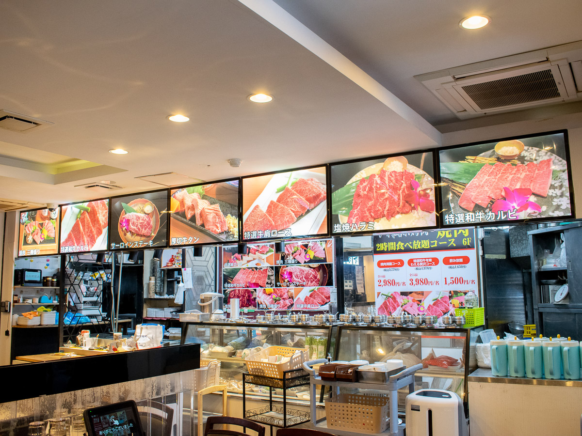 日本式の焼肉や食べ放題コースも。隣のカテゴリーには「和牛日式焼肉類」(日本式の焼肉)もあります。チチハル焼肉はまだ知名度が低いので、普通の焼肉で幅広い客層を取り込もうという狙いなのかもしれません