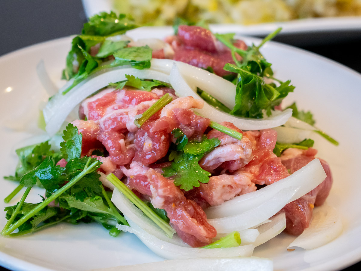 肉が野菜と和えられて出てくるのもチチハル焼肉の特徴