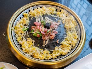 チチハル焼肉は肉を囲むように野菜を置いて焼く