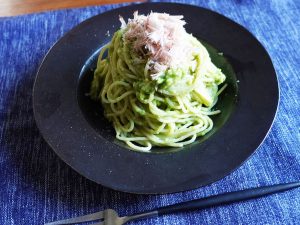 【きょう、何食べる？】10分で作れる！ グルメライターの家族が編み出した「アボカドの和風パスタ」の作り方