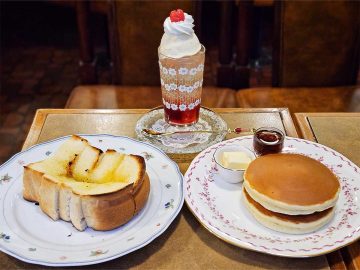 スカイツリー麓の純喫茶『ブラウン喫茶 デルコッファー』の「鉄板ホットケーキ」が旨いワケ