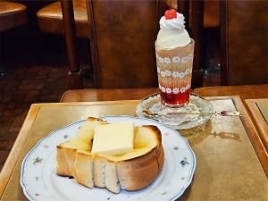 「ブリュレ風シュガートースト」550円、「四つ葉バター」追加200円