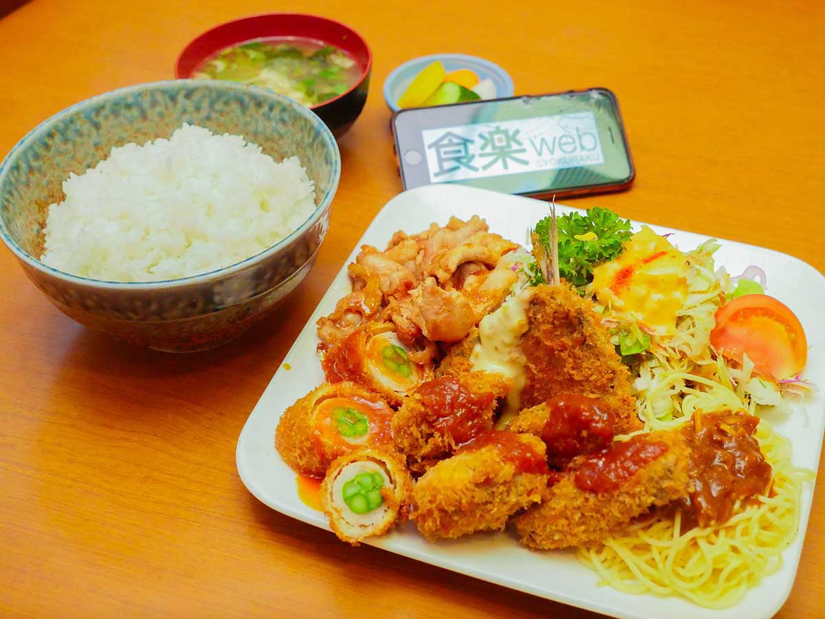 「日替わりセット(ご飯普通盛り)」1200円。四角いお皿にフライものやサラダが山盛り!