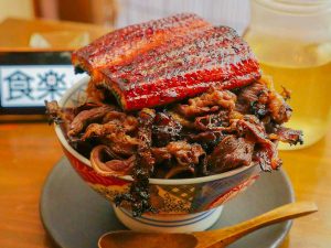 「にゅるりと鰻牛丼」2990円。香ばしく焼けた牛肉の上にうなぎの蒲焼！