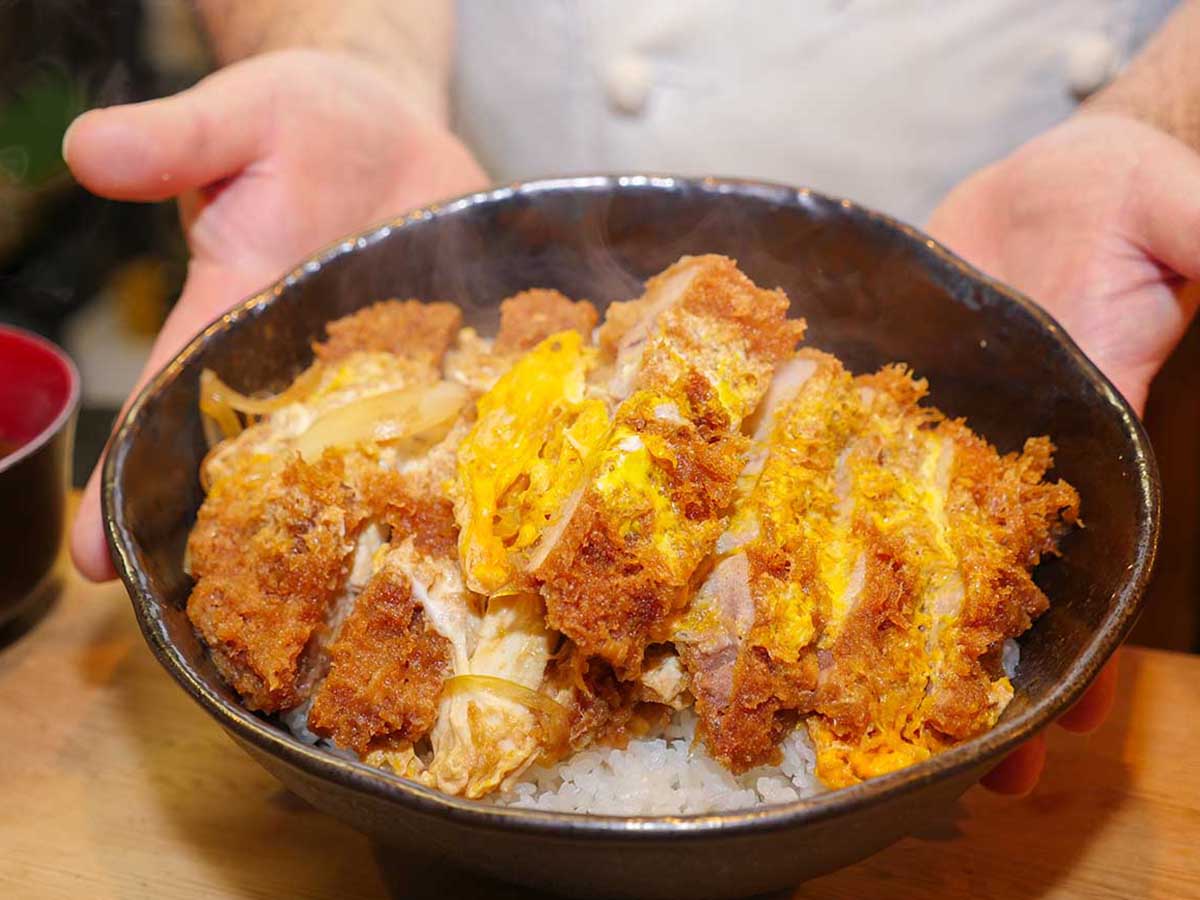 「特上かつ丼」3500円。味噌汁、サラダ、お新香つき。カツが重なっているカツ丼って、なかなか見ない!