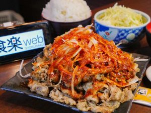「豚バラ炭火焼定食（辛味噌）」800円に肉メガ盛り＋400円で1200円。キャベツの千切り、マヨネーズ、ふりかけ付き