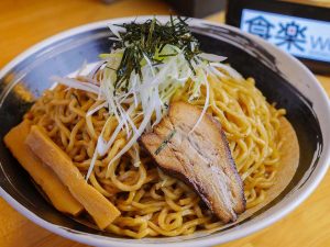 「油そば（てんこ盛り）」1100円。本当にてんこ盛りでメニュー名に誇張なし