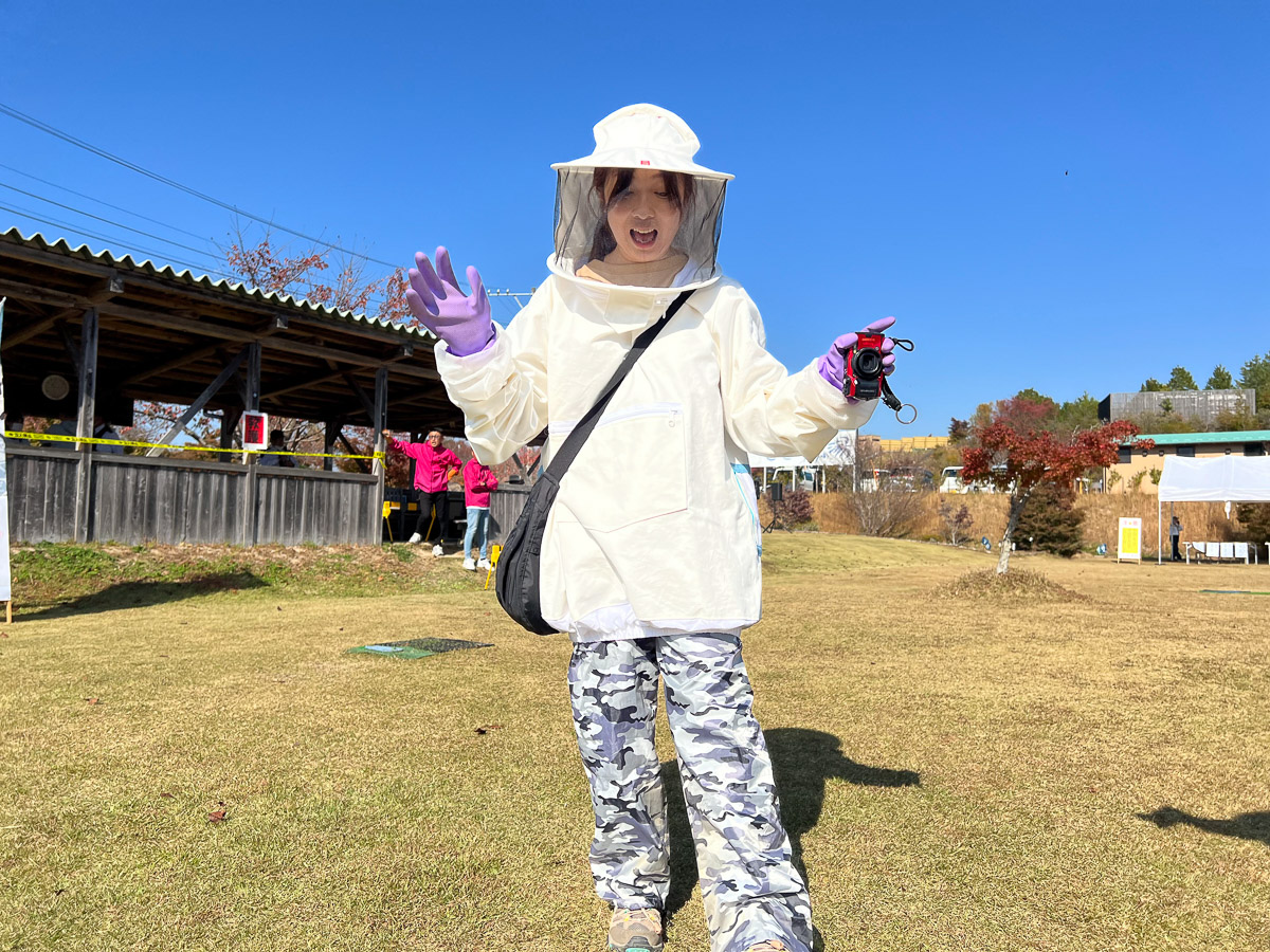 普通の服装でテント内外をウロウロしていたら、「そんなカッコしてたら刺されるで!」とヘボ愛好家の方々から防護服を着せていただいてしまった。安心安全にヘボの世話をできるこの服は、ヘボ食を支える重要アイテムの一つでもある