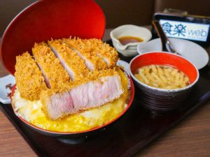 総重量約1kg！『肉屋食堂たけうち』でデカ盛りすぎる「かつ丼」を食べてきた