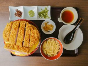 「リブロースかつ・丼物」1749円。味噌汁、浅漬け、そして味変アイテムがセットに