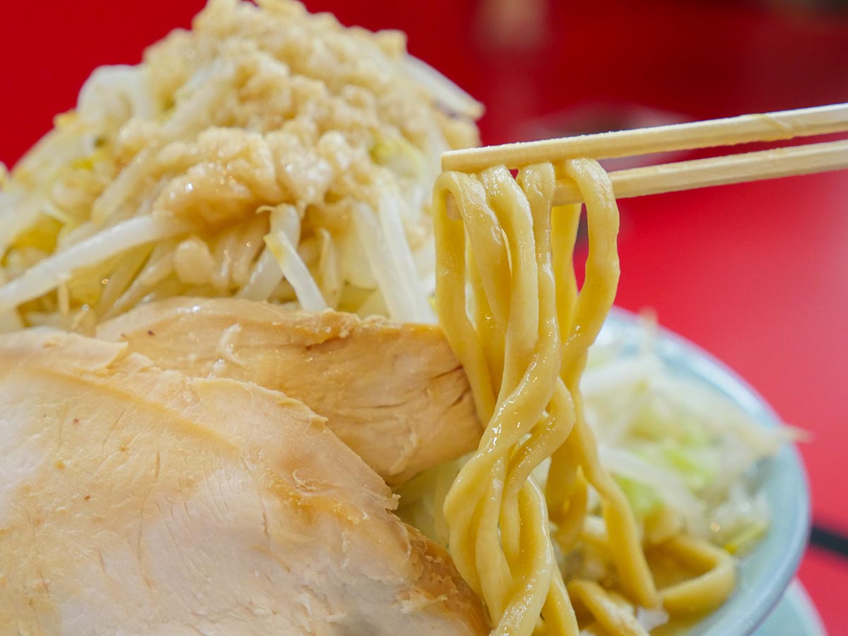 自家製麺は極太ストレート麺。やっと引っ張り出せた～！