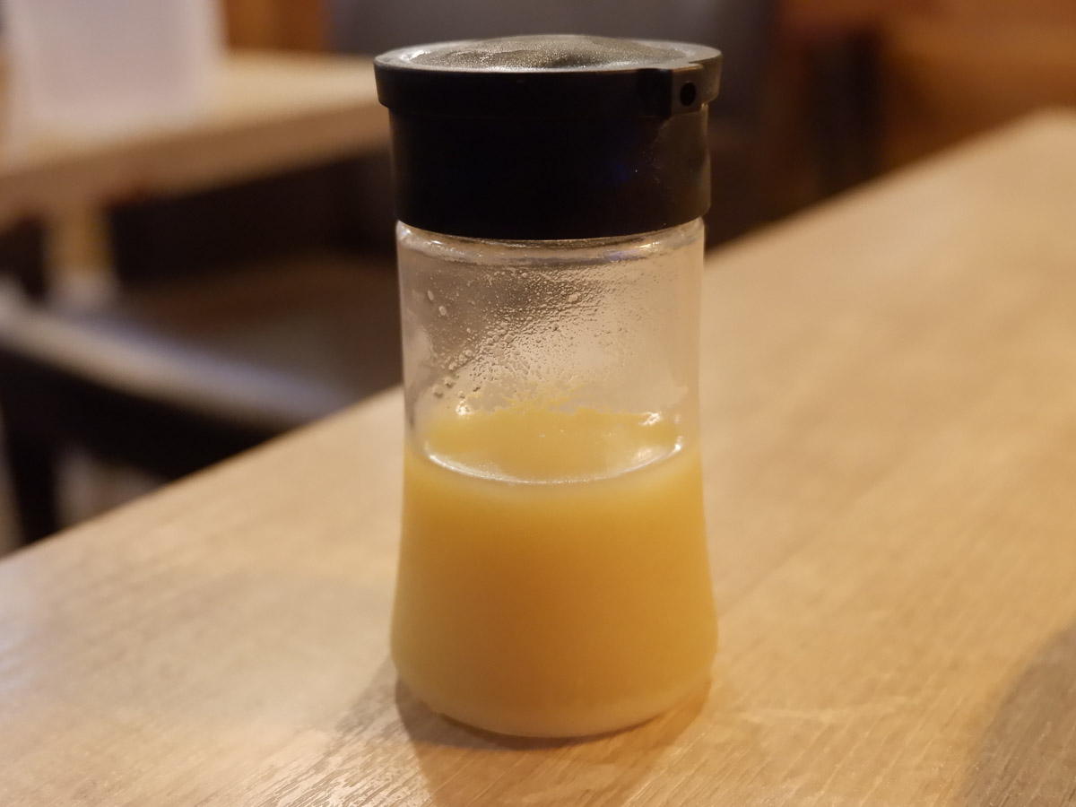 味変用のシークワーサー果汁も用意。沖縄から取り寄せたもので、絞ったままの果汁100％のもの。からあげにかけると実に爽やかな柑橘の風味が駆け抜ける