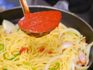 炒めたスパゲティと具に、トマトソースを絡めて完成。ピーマンの緑が鮮やか