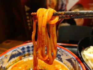 灼熱味噌スープを満遍なく纏った麺は…ウマくて非常に辛い！